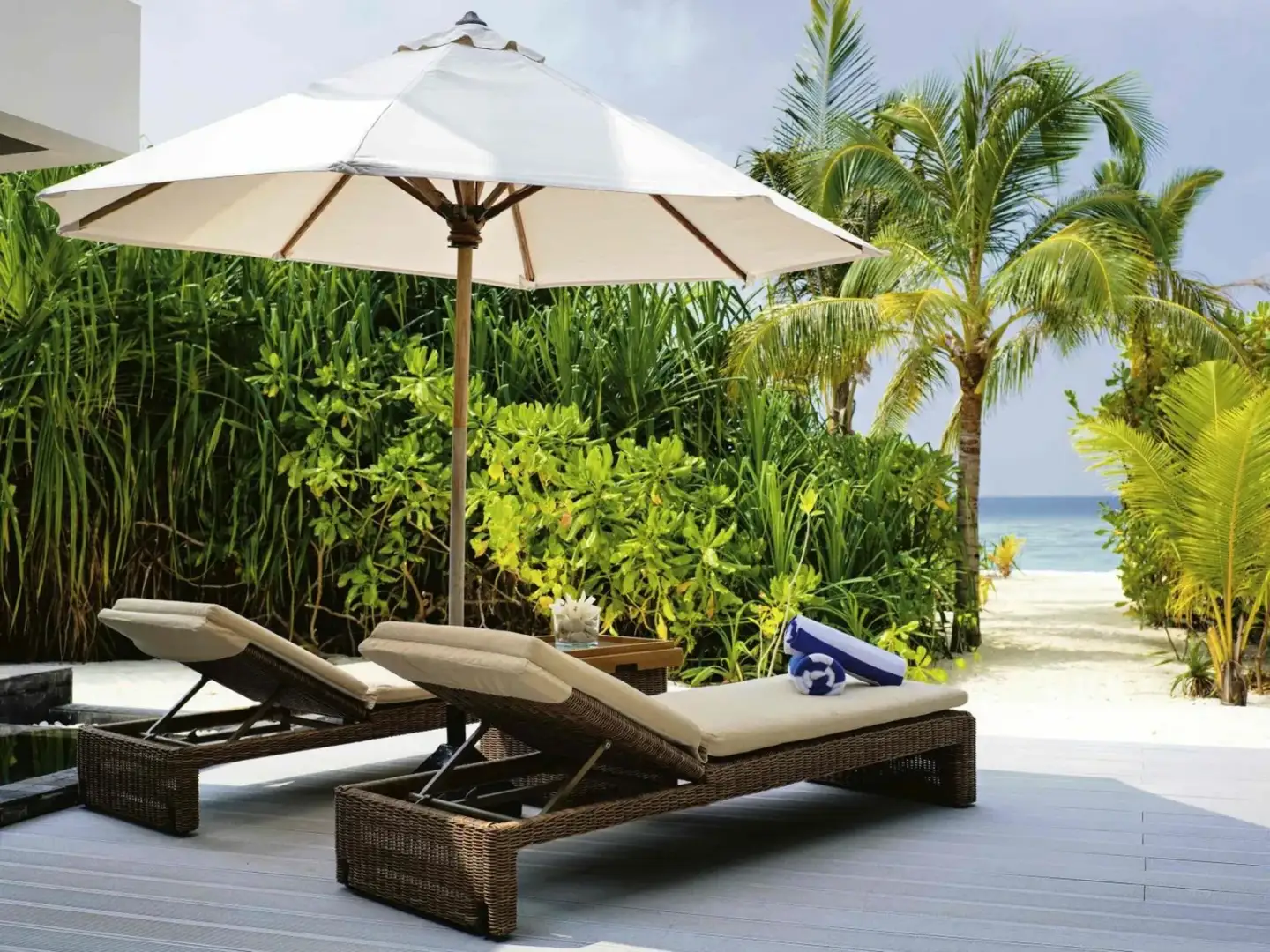 Tumbonas en Kuredhivaru Resort and Spa