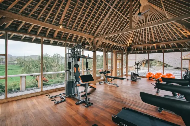 Gimnasio en Kuwarasan A Pramana Experience con equipamiento moderno