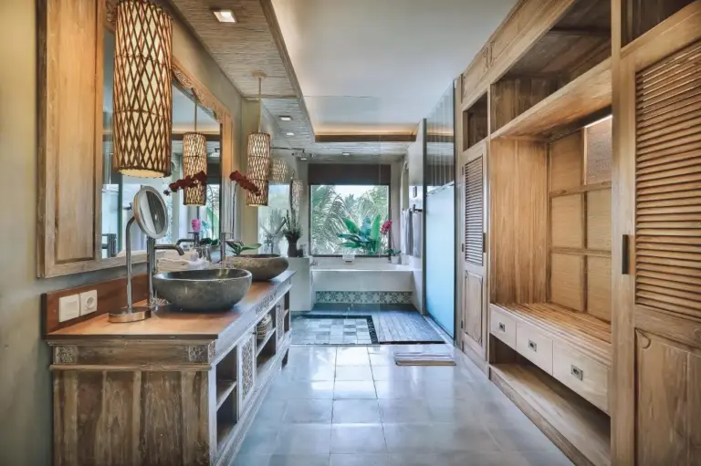 Amplio baño en Kuwarasan A Pramana Experience, Ubud
