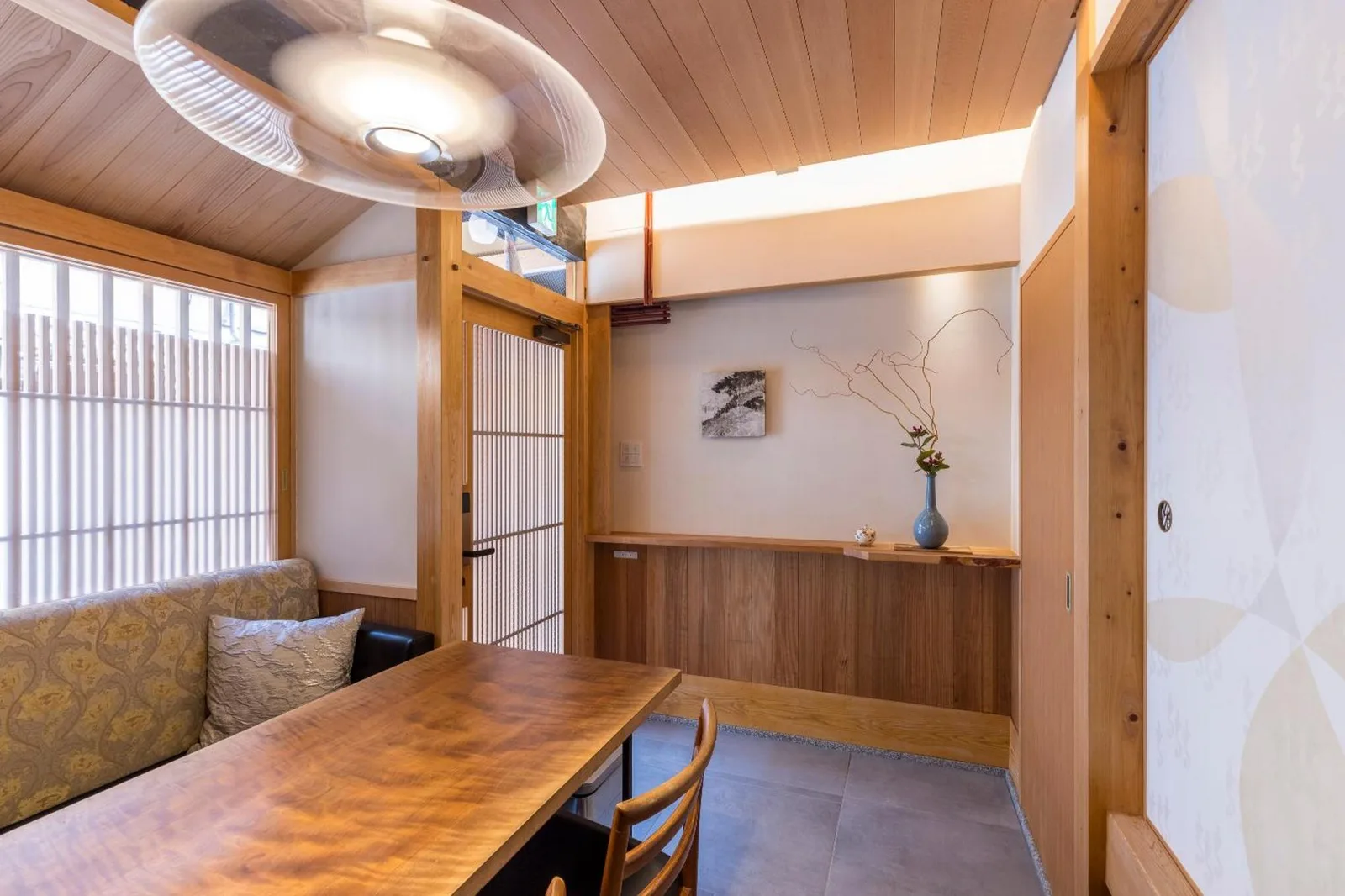 Espace repas dans Kyomachiya Suite Rikyu