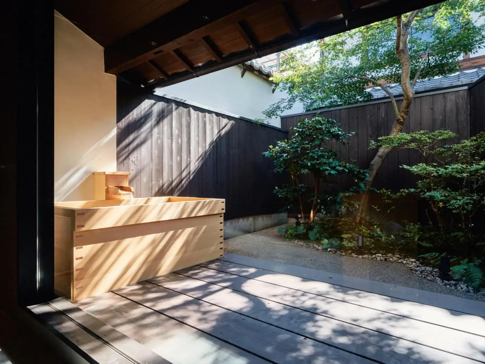 Baño caliente al aire libre en Kyoto Machiya Kamogawa Gardens