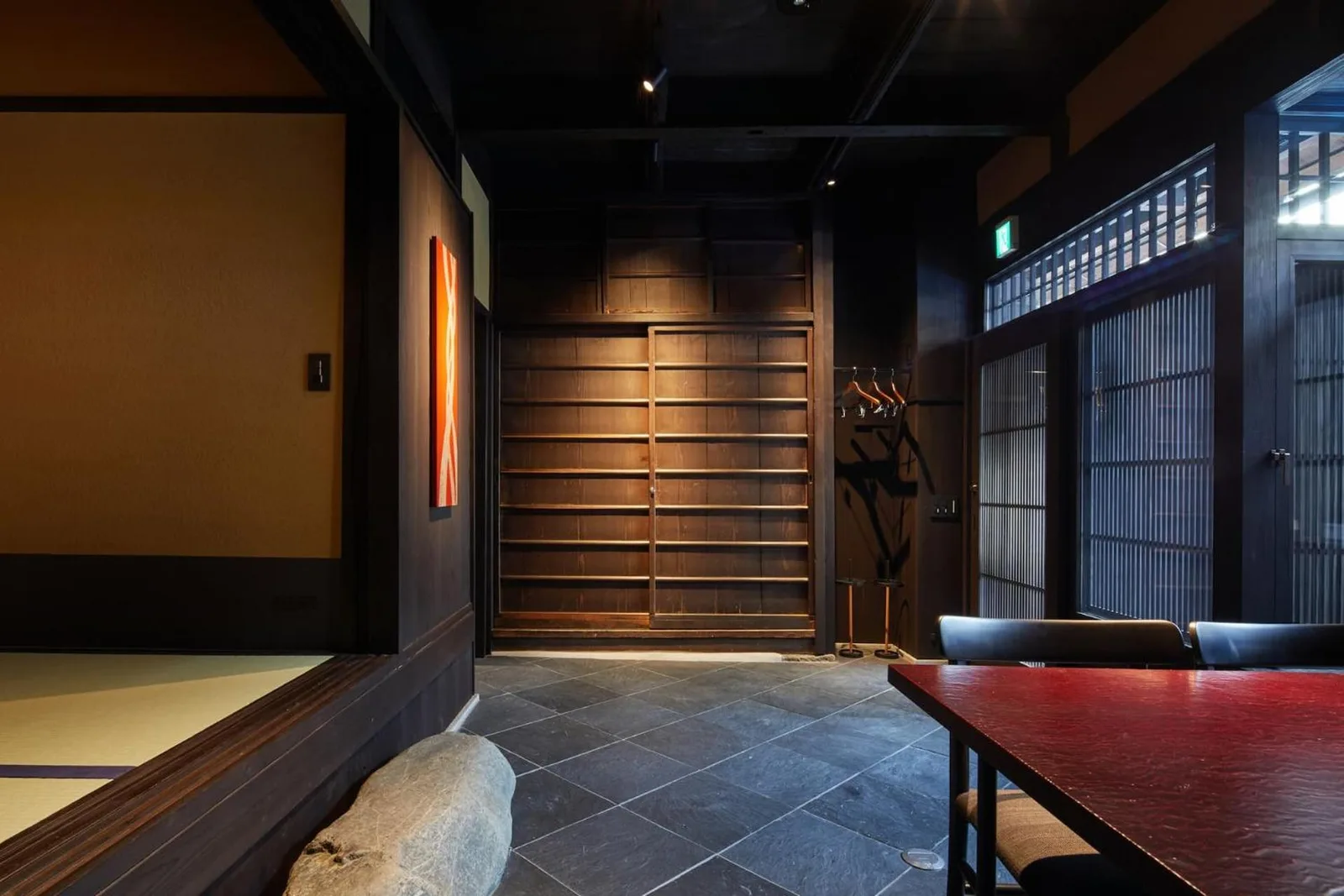 Eingangsbereich und Innendetails von Kyoto Urushiro Wakasaya