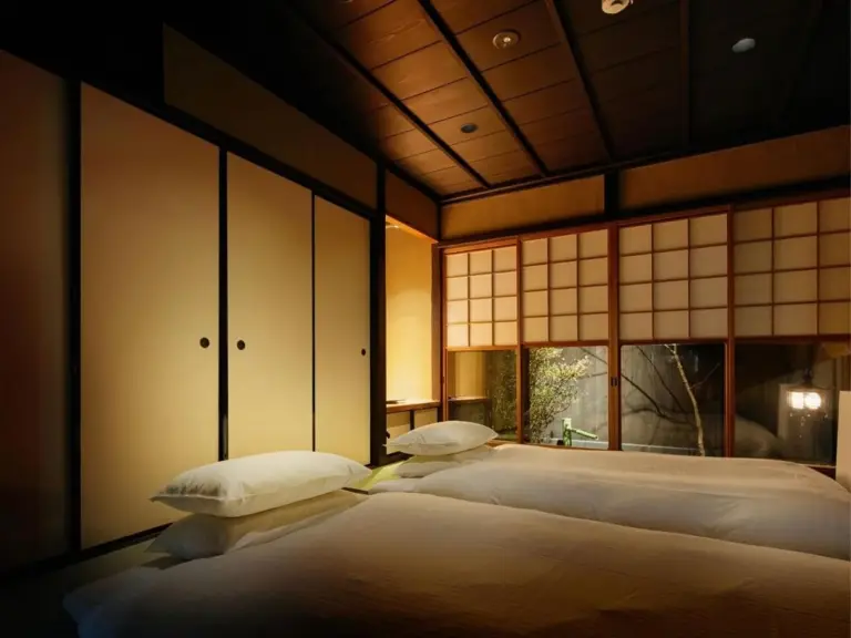 Gemütliches Gästezimmer im Kyoto Urushiro Wakasaya