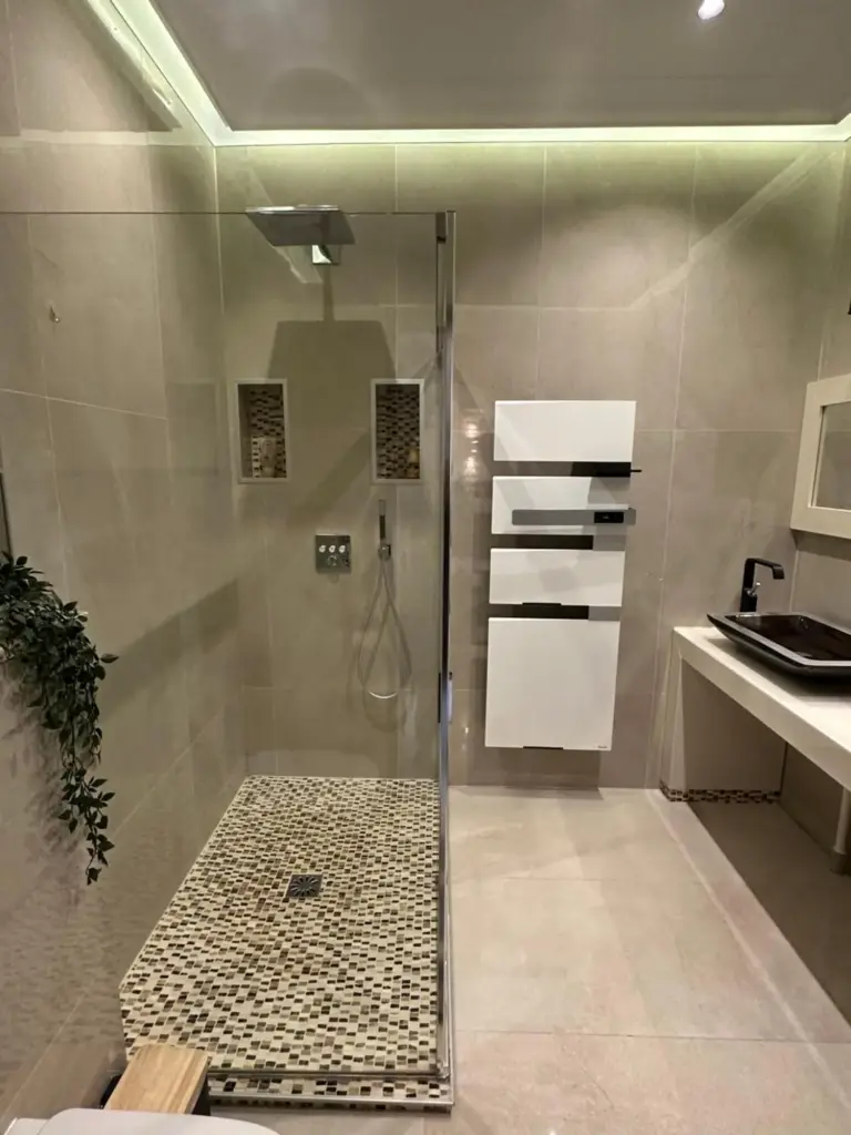 L'Emperador hotel modern bathroom suite