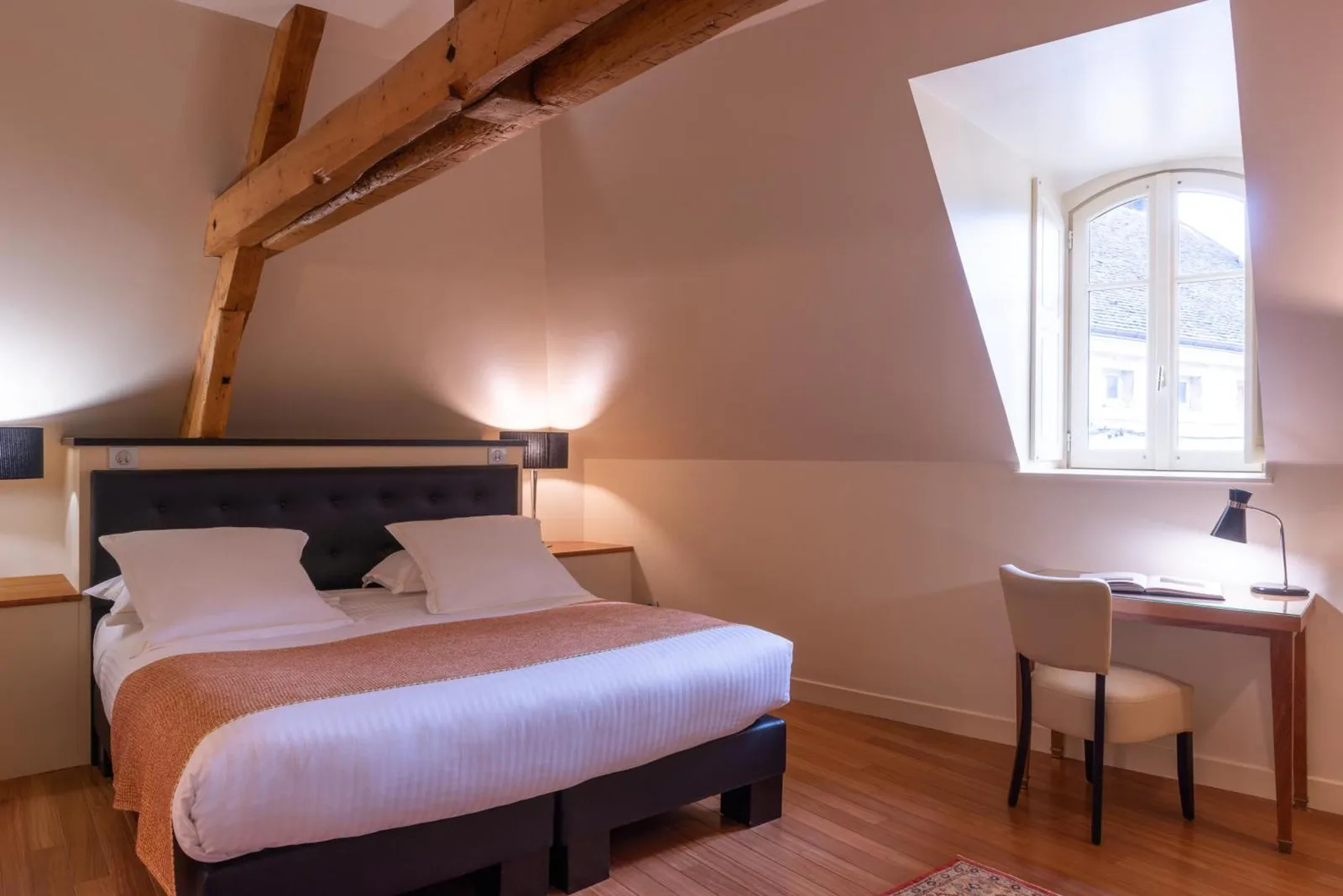 Charmante chambre sous les combles à L'Hôtel à Beaune avec des poutres en bois