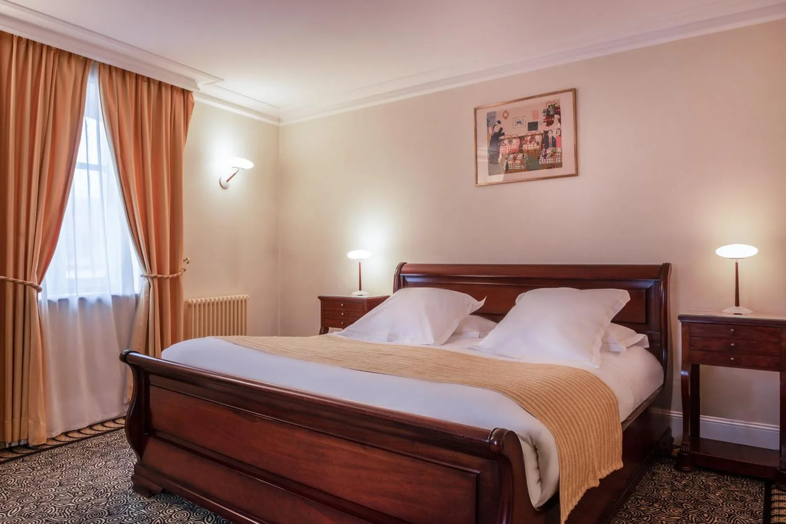 Lit douillet dans une chambre d'invité à L'Hôtel à Beaune