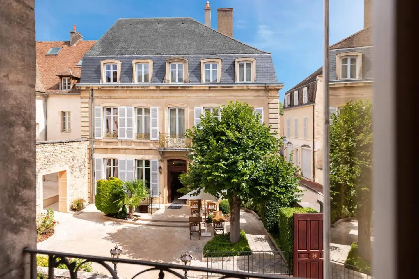 Vue extérieure de L'Hôtel à Beaune, montrant la charmante cour