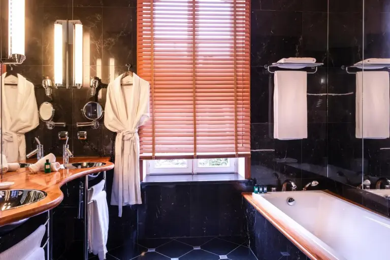 Design de salle de bain moderne à L'Hôtel Beaune avec des détails chics