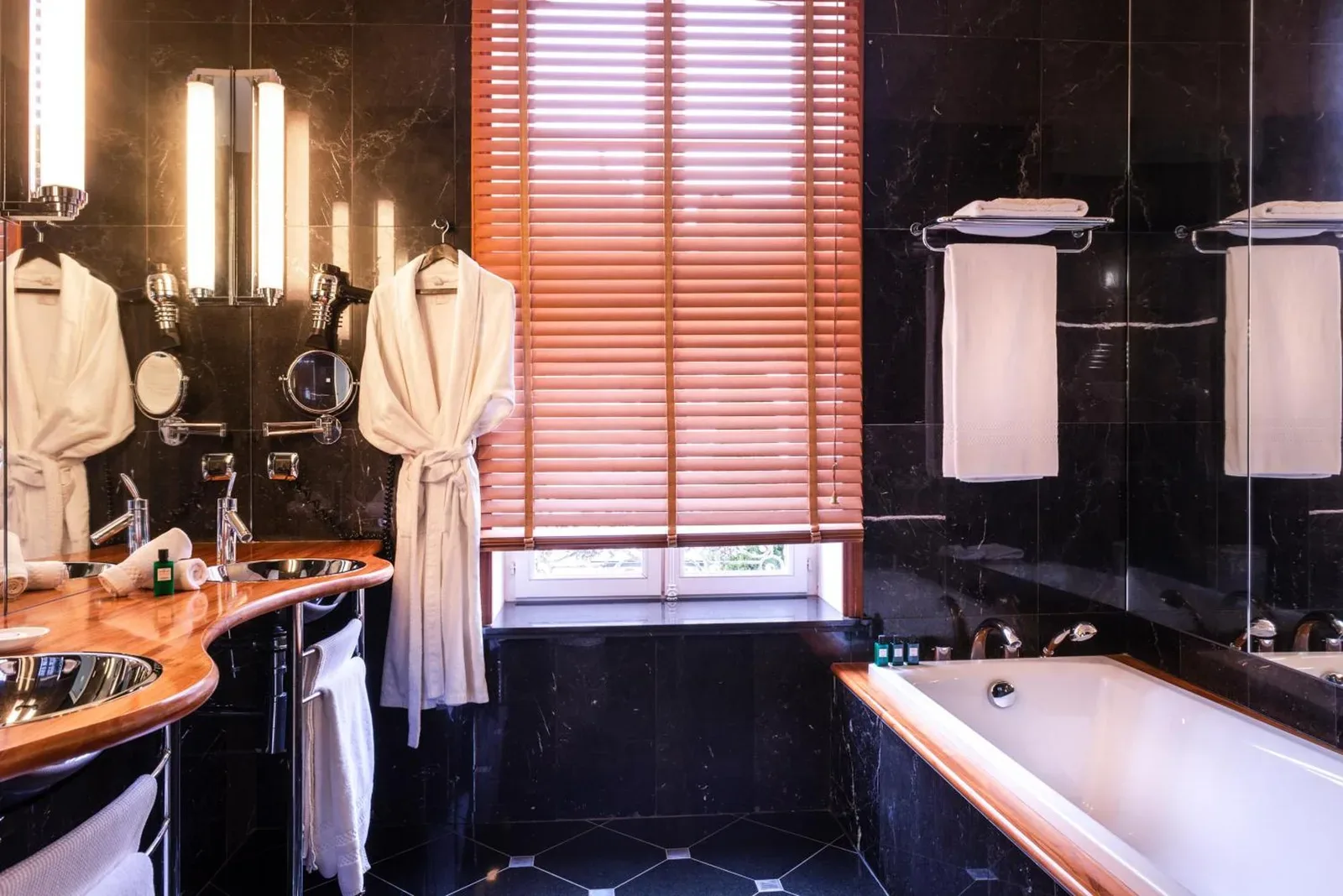 Design de salle de bain moderne à L'Hôtel Beaune avec des détails chics
