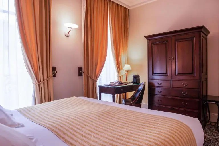 Détail de chambre à L'Hôtel à Beaune mettant en avant la décoration