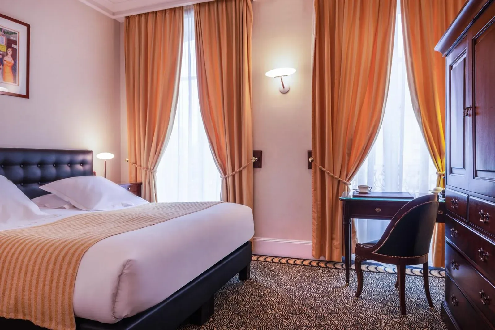 Chambre élégante à L'Hôtel à Beaune avec des meubles raffinés