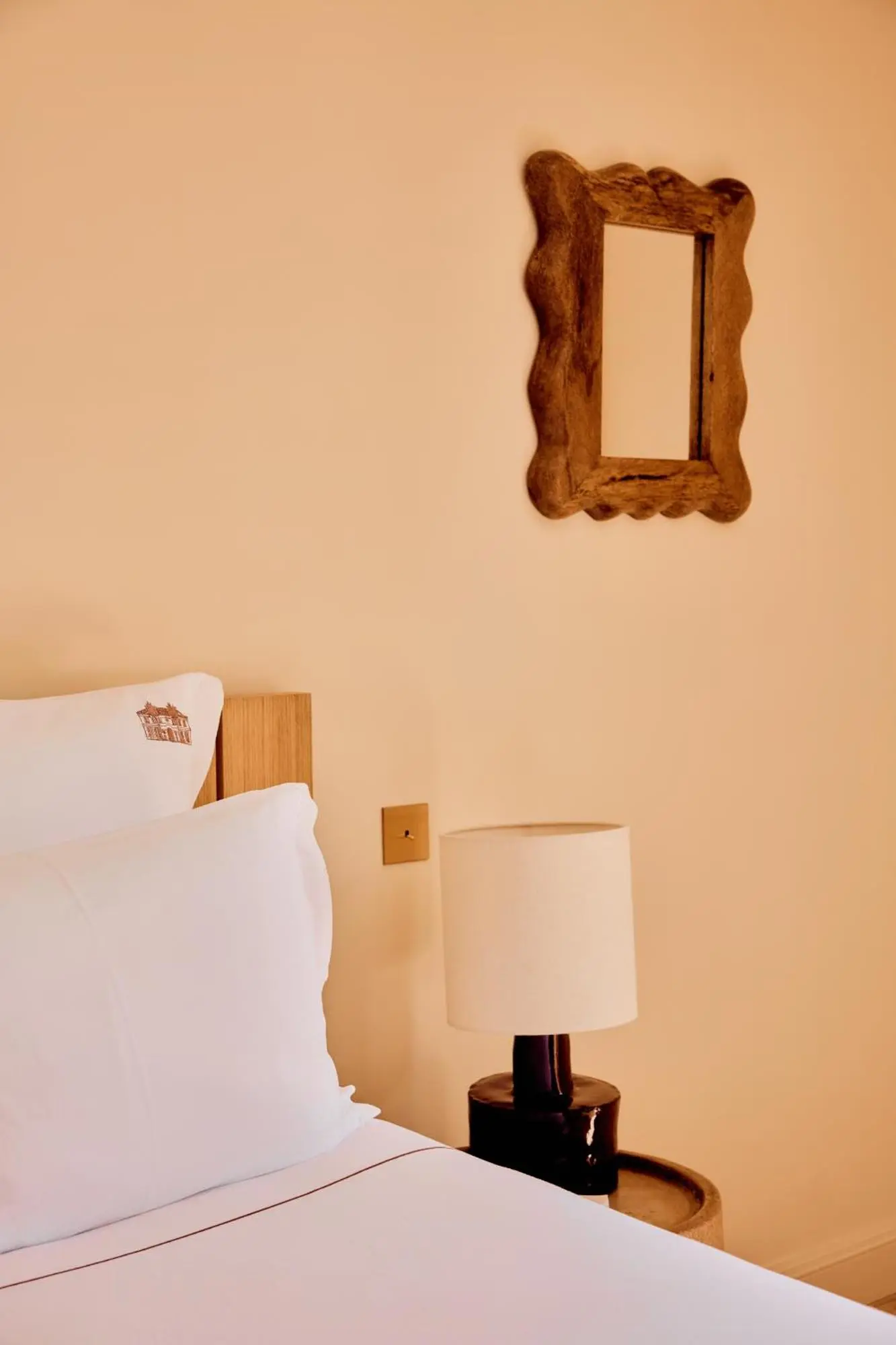 Primer plano de la cama y decoración en La Bastide de Saint Tropez