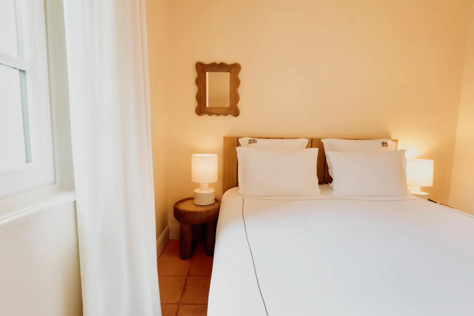 Acogedora habitación en La Bastide de Saint Tropez con iluminación suave