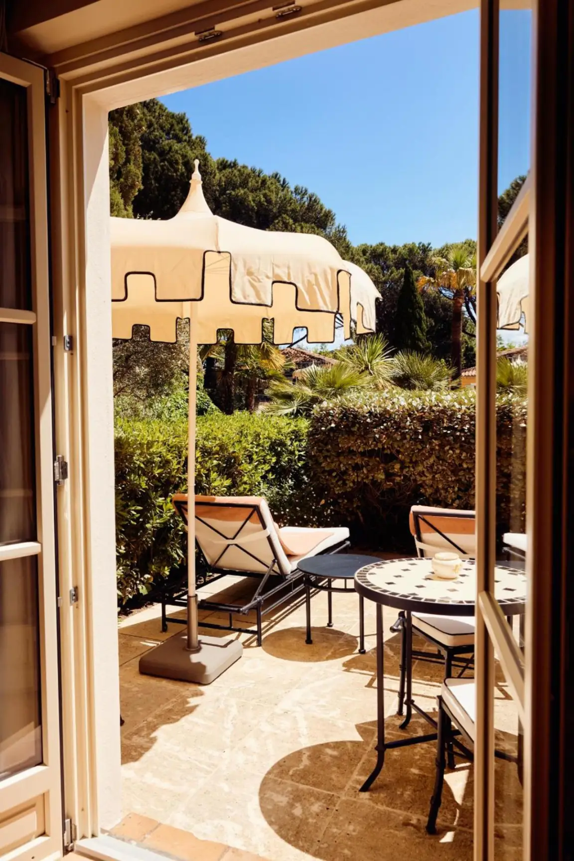 Vista del patio desde una habitación de La Bastide de Saint Tropez