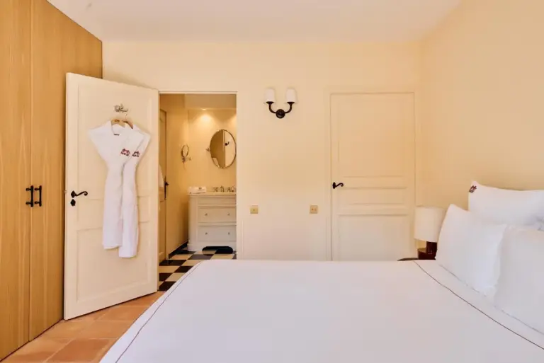Vista interior de una habitación y baño en La Bastide de Saint Tropez