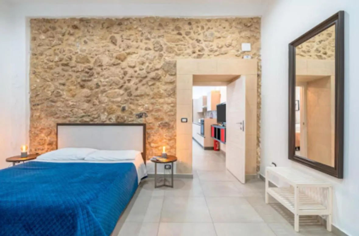 La Casa Di Eva In Via Nizza hotel room with jacuzzi