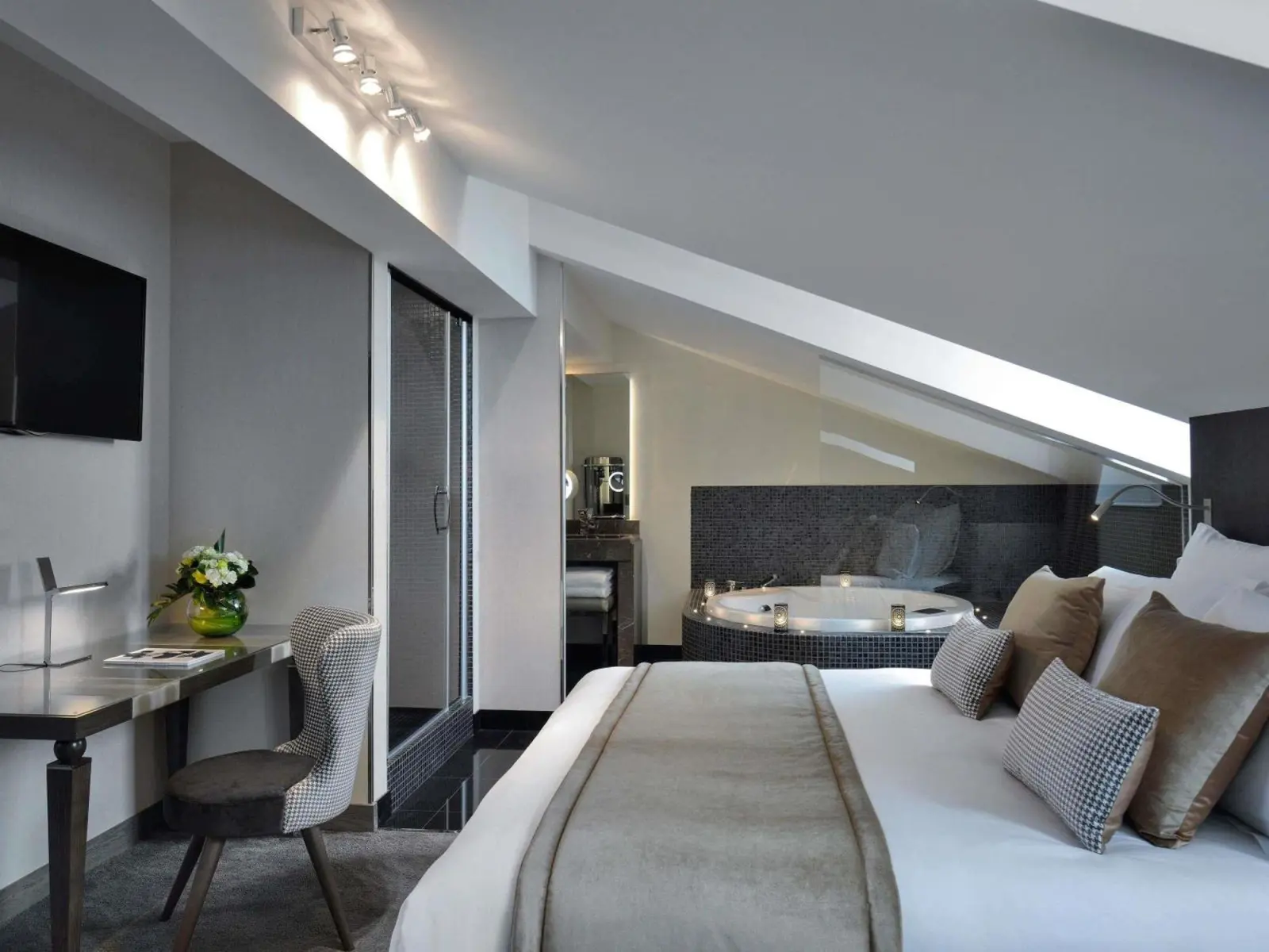 Luxuriöse Attic Suite im La Cour des Consuls Hotel & Spa Toulouse - MGallery Collection