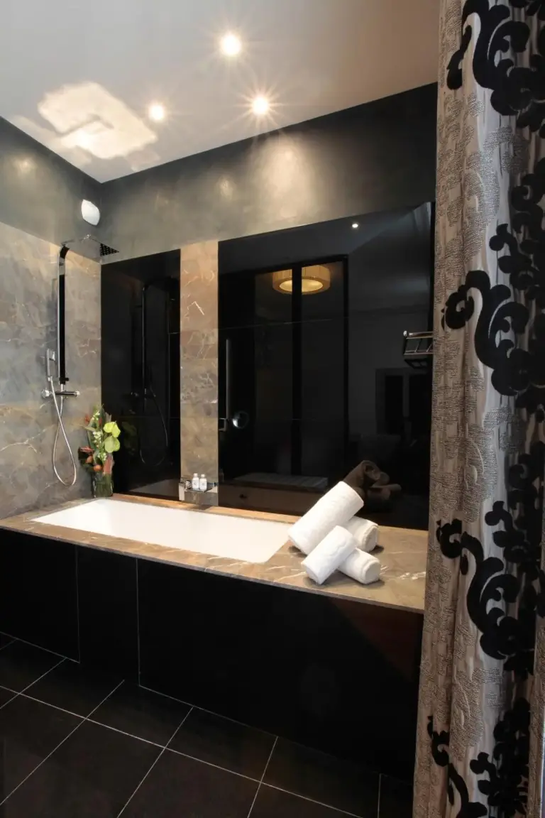 Elegantes Badezimmer im La Cour des Consuls Hotel & Spa Toulouse - MGallery Collection