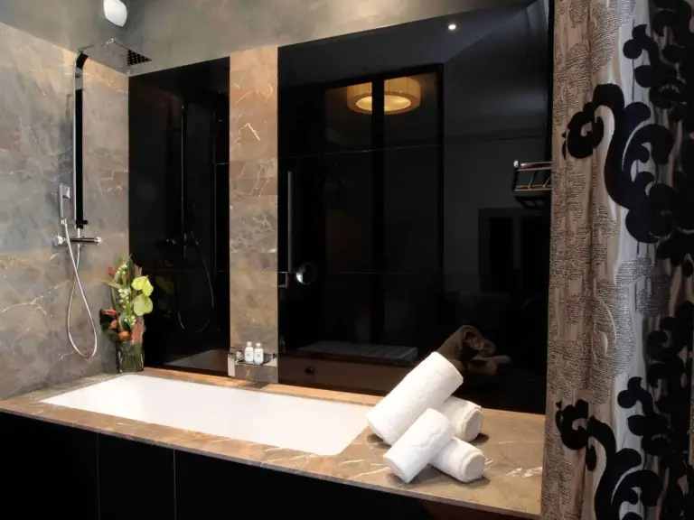 Elegantes Badezimmer im La Cour des Consuls Hotel & Spa Toulouse - MGallery Collection