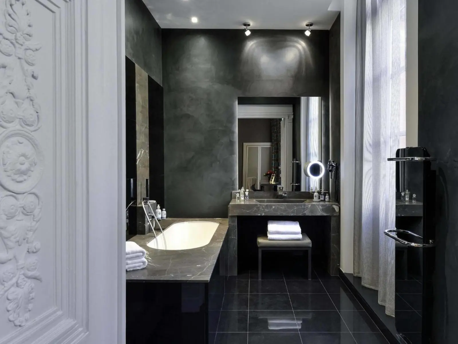 Luxusbadezimmer im La Cour des Consuls Hotel & Spa Toulouse - MGallery Collection