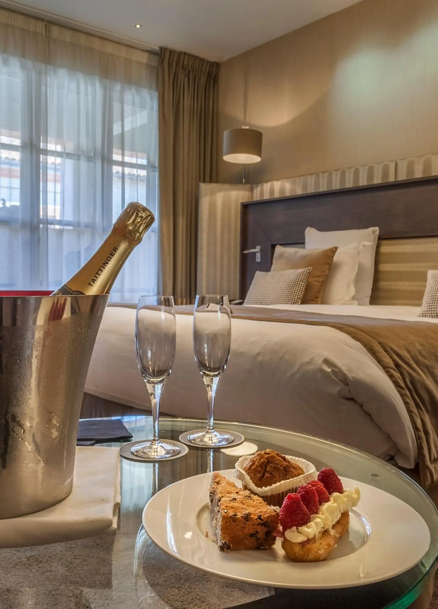 Romantische Atmosphäre in einem Zimmer im La Cour des Consuls Hotel & Spa Toulouse - MGallery Collection