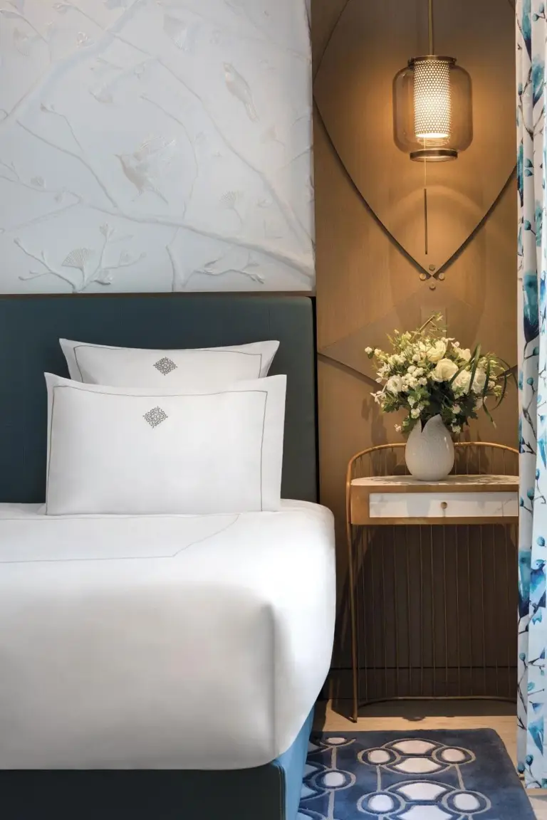 Decoración junto a la cama en La Demeure Montaigne, París