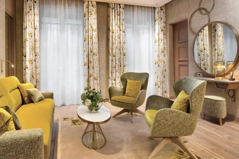Salón confortable en La Demeure Montaigne, París