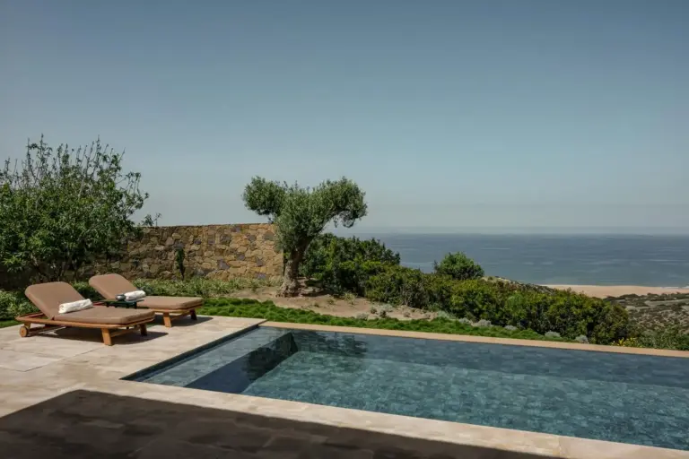 Área de la piscina en La Fiermontina Ocean en Larache