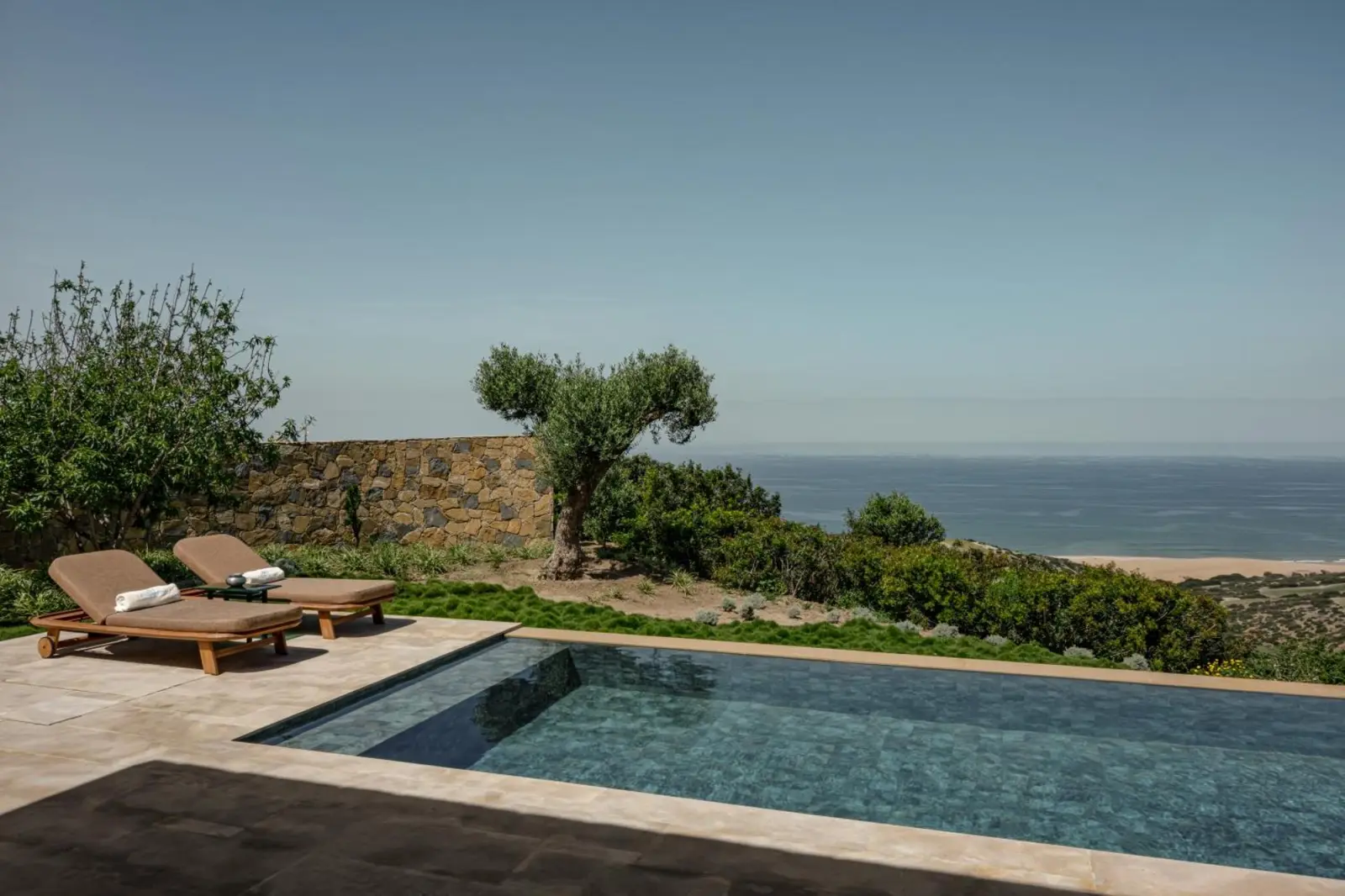 Área de la piscina en La Fiermontina Ocean en Larache
