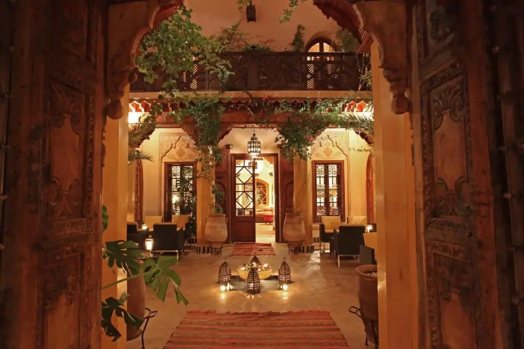 Hall d'entrée de La Maison Arabe Hotel avec un décor complexe