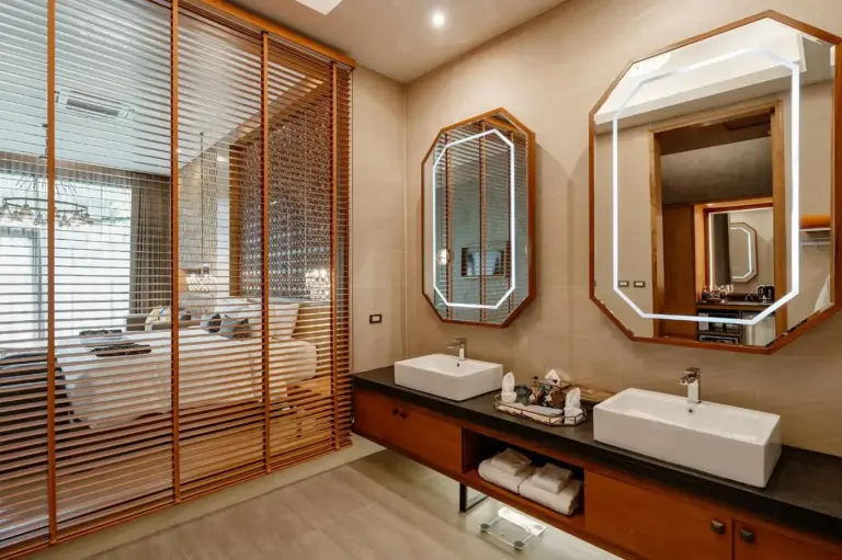 salle de bains et vue sur la suite de La Miniera Pool Villas Pattaya