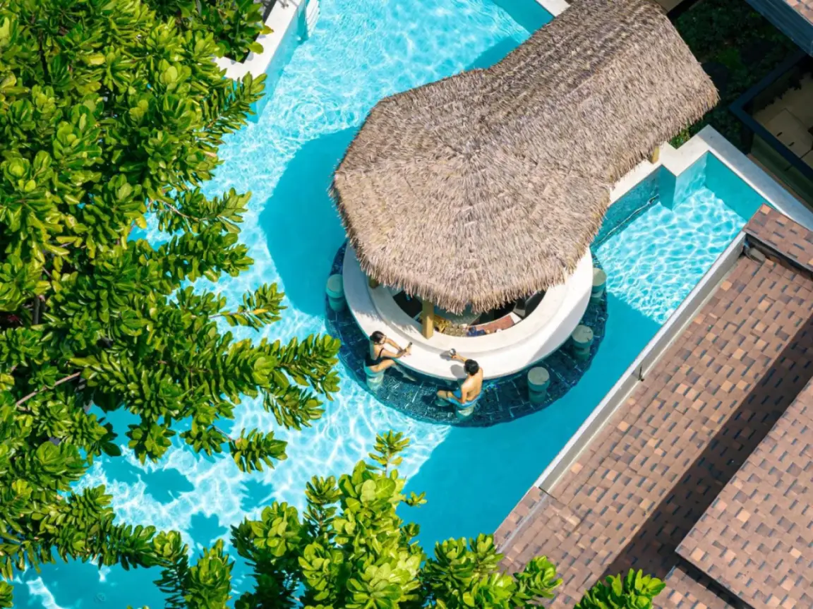 bar de piscine de La Miniera Pool Villas Pattaya avec des clients profitant de boissons