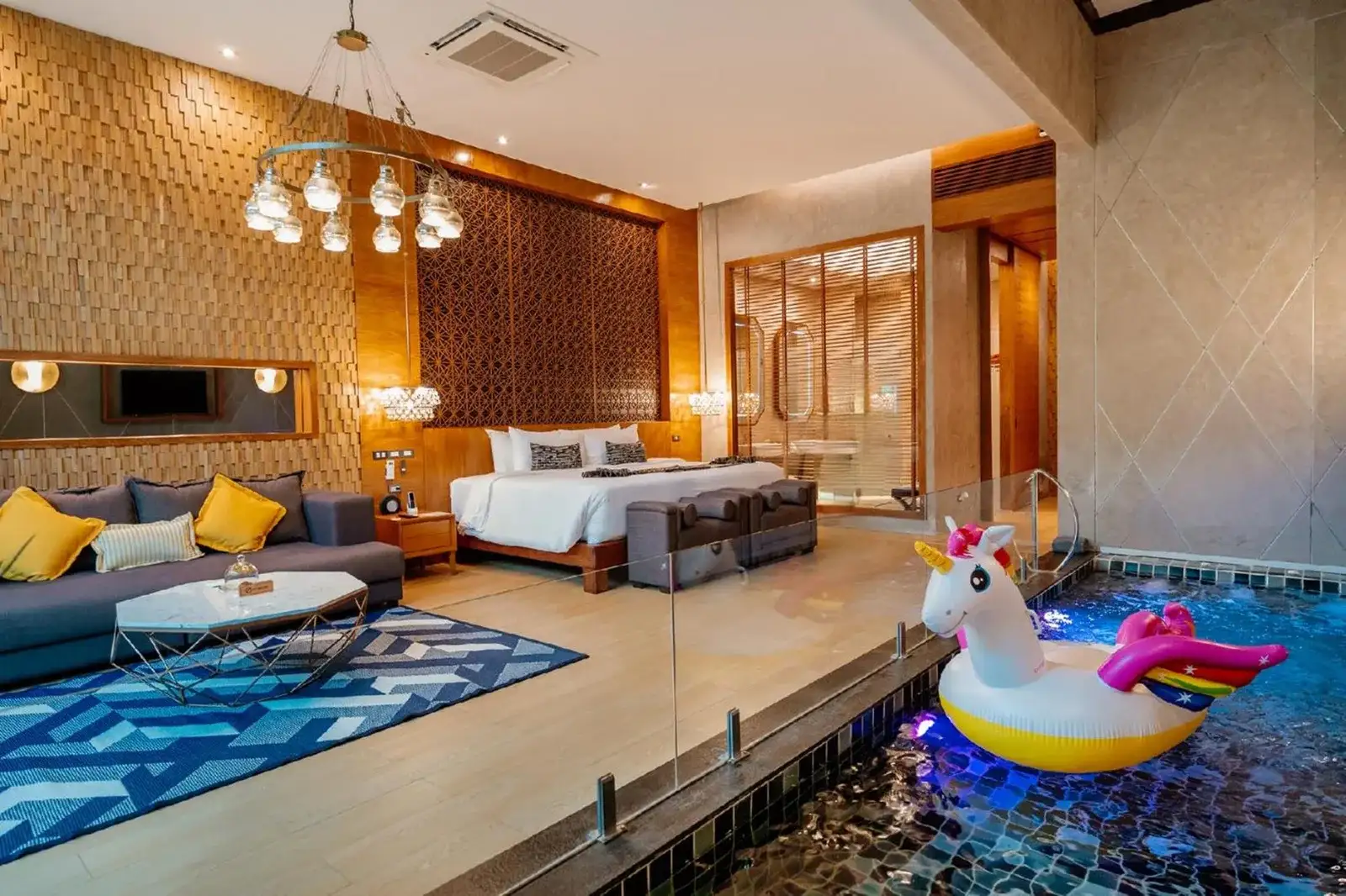 suite vibrante de La Miniera Pool Villas Pattaya avec piscine
