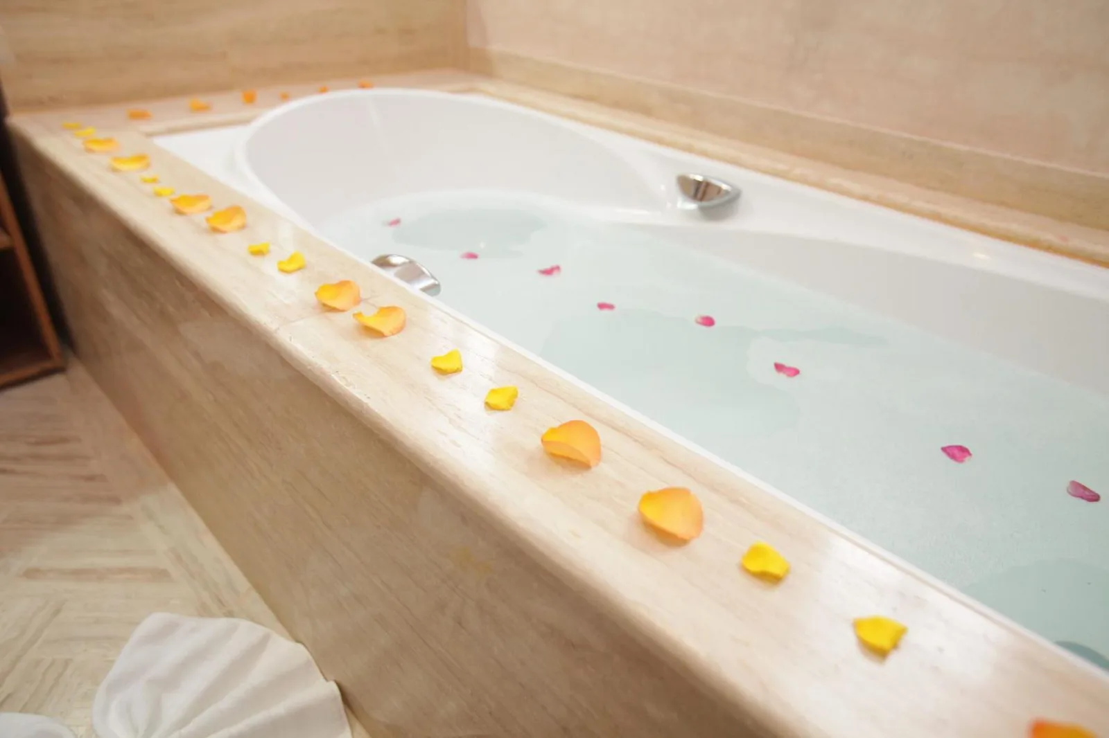 Relaxing bathtub at La Palmeraie De L'Atlas