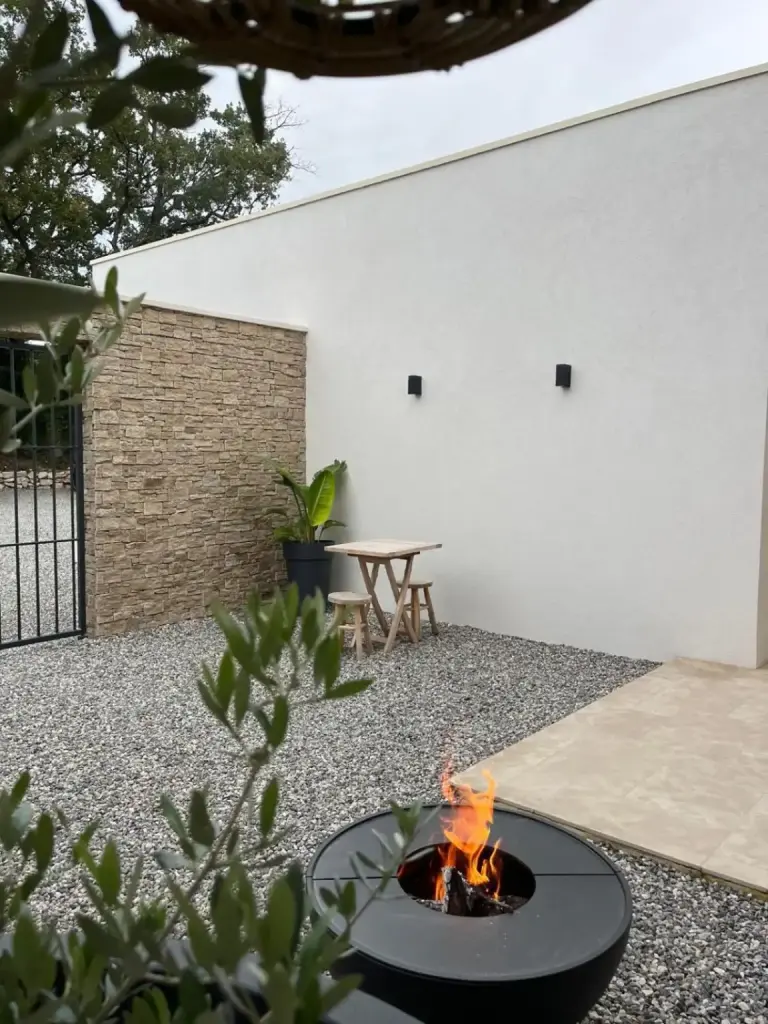Área de estar encantadora de La Réserve Hôtes con fogata, Aix-en-Provence