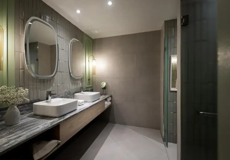 Salle de bain luxueuse dans la suite de La Solaya Khao Lak