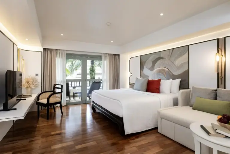 Chambre deluxe à La Solaya Khao Lak avec un décor moderne