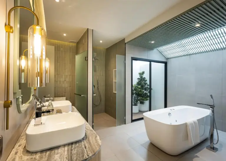 Salle de bain luxueuse avec baignoire à La Solaya Khao Lak