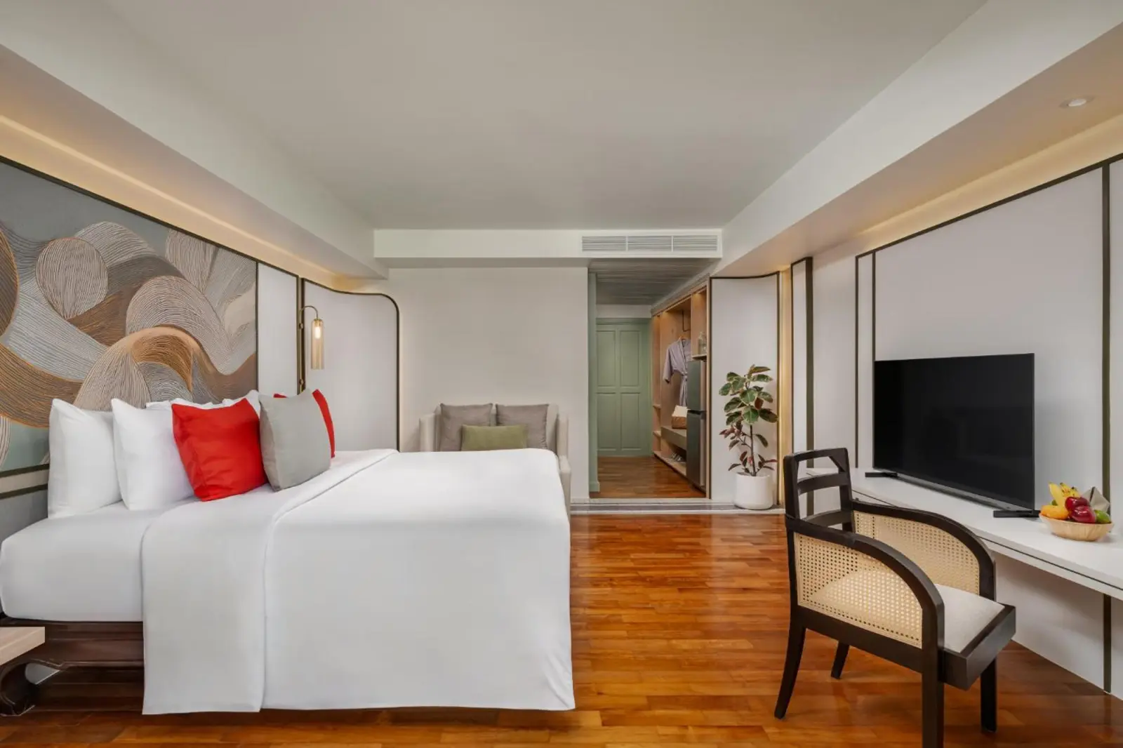 Intérieur de la chambre premium à La Solaya Khao Lak avec des meubles élégants