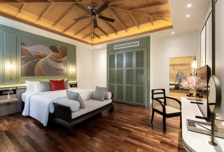 Chambre de suite élégante à La Solaya Khao Lak avec des textures riches