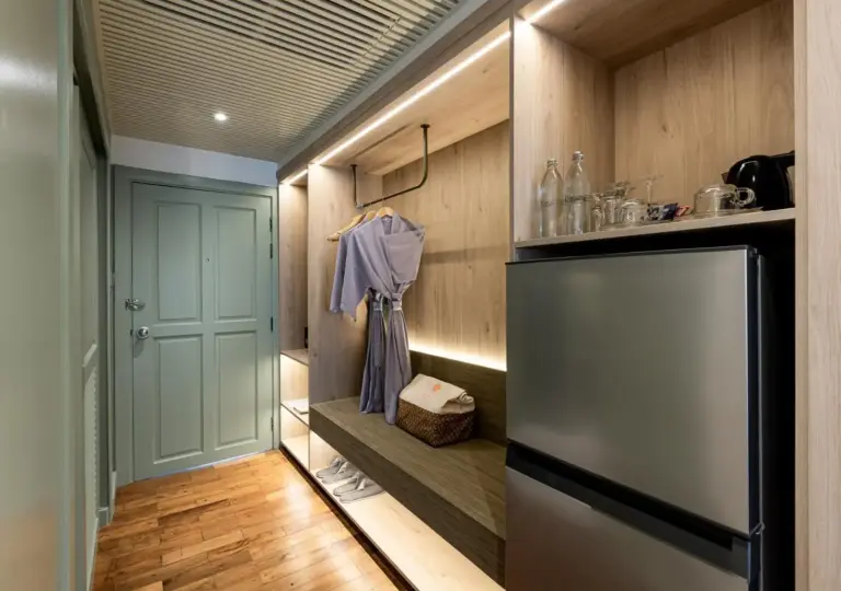 Espace de rangement et mini réfrigérateur dans la chambre de La Solaya Khao Lak
