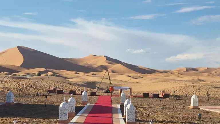 Wüstenweg, der durch das La Sultana Luxury Camp führt
