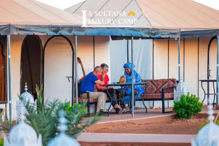 Gäste speisen im La Sultana Luxury Camp in Merzouga