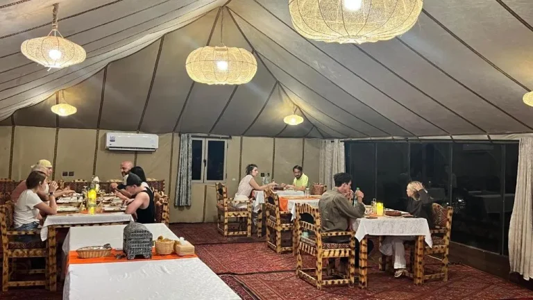 Esszelt im La Sultana Luxury Camp während einer Abendmahlzeit