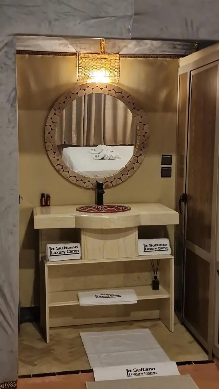 Waschbereich im Badezimmer des La Sultana Luxury Camp