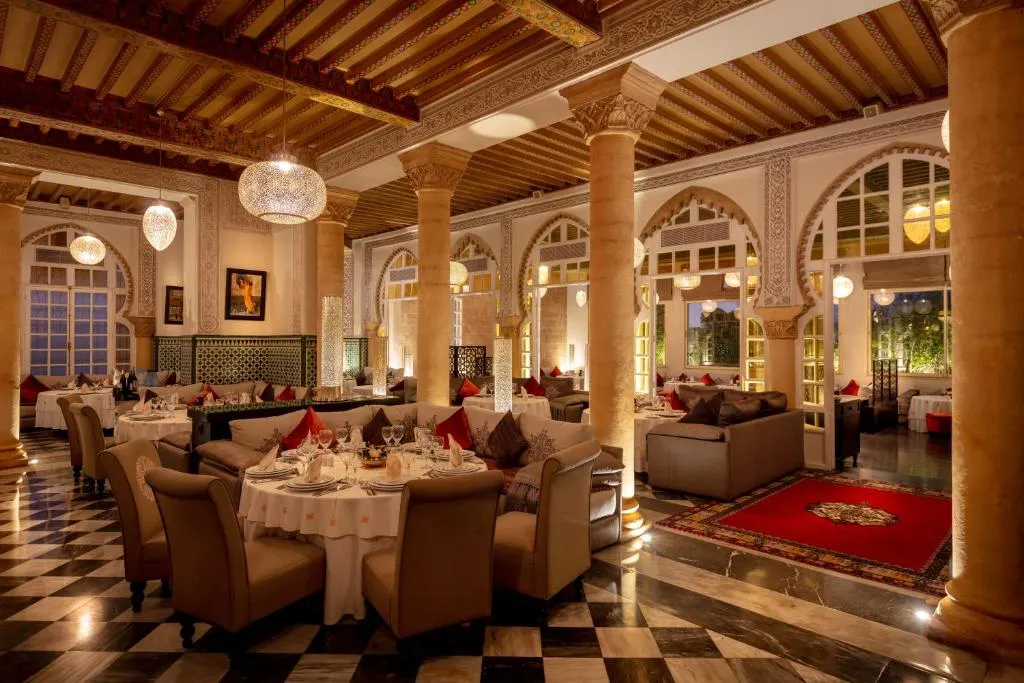 Inneneinrichtung des Restaurants im La Tour Hassan Palace mit eleganter Dekoration