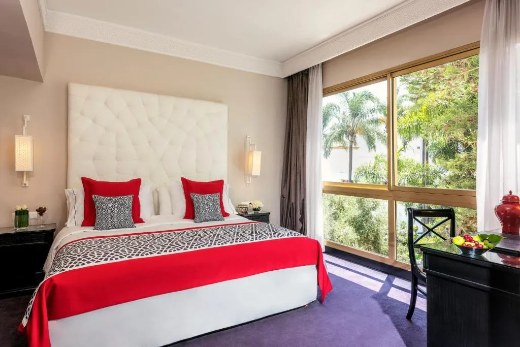 Gästezimmer im La Tour Hassan Palace mit luxuriösem Bettzeug