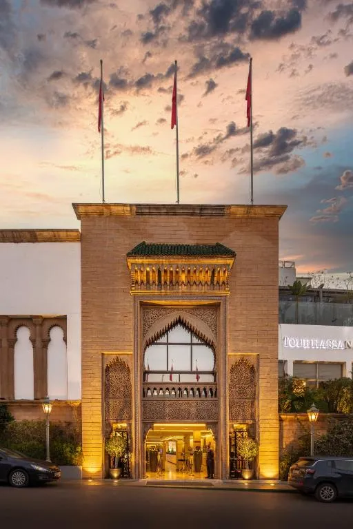 Außenansicht des La Tour Hassan Palace bei Sonnenuntergang