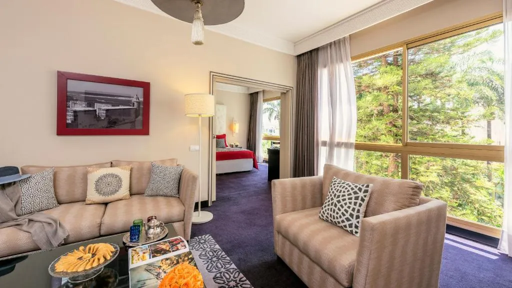 Innenansicht der Suite im La Tour Hassan Palace mit modernen Möbeln