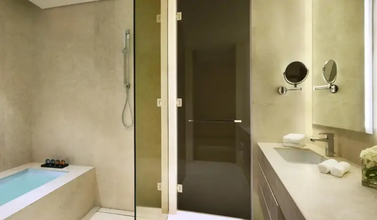 Salle de bain luxueuse au La Ville Hotel & Suites CITY WALK Dubai